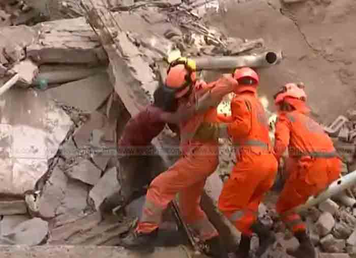 New Delhi, India, News, National, Video, Viral, Building Collapse, Police, Injured, Accident, Death, Worker, Delhi: NDRF Personnel Rescue One Person From Debris of Satya Niketan Building Collapse (Watch Video).