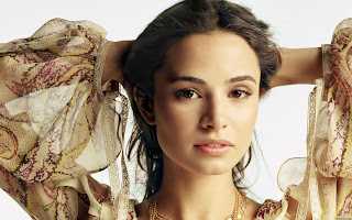 Sexy Argentine Actress-Singer Mia Maestro Wallpapers