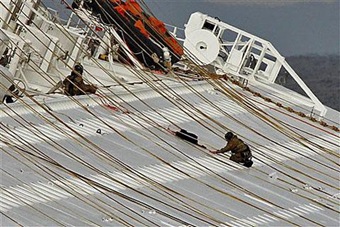 ap_italy_cruise_ship_divers_480_17jan2012