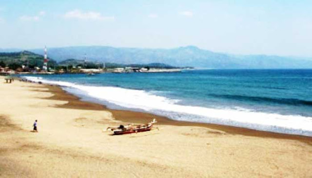 Menantang Gelombang Di Pantai Cimaja 