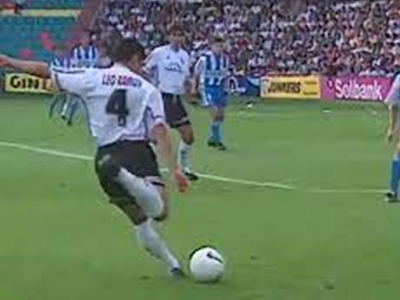 Leo Ramos dispara para marcar uno de los goles más icónicos de la Unión Deportiva Salamanca
