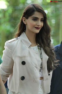 Sonam Kapoor Bollywood ~ .xyz Exclusive 004.jpg