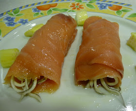Rollitos de salmón con gulas al ajillo