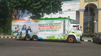 Truk Beras Raksasa ACT Sapa Warga Palembang, Bagikan Beras Gratis