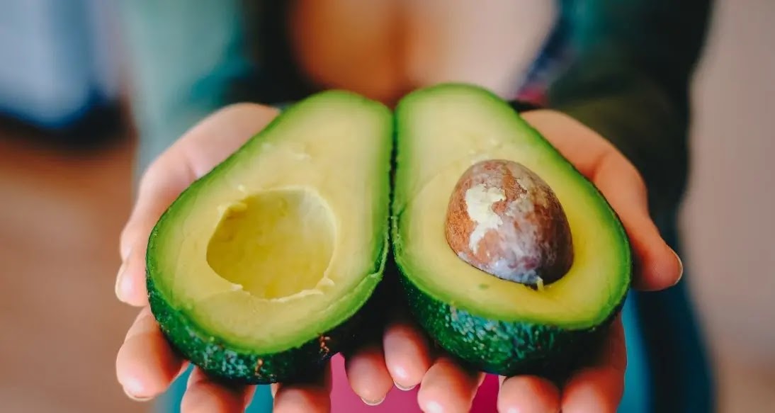 Los 5 grandes BENEFICIOS que notaras al consumir un AGUACATE al día.