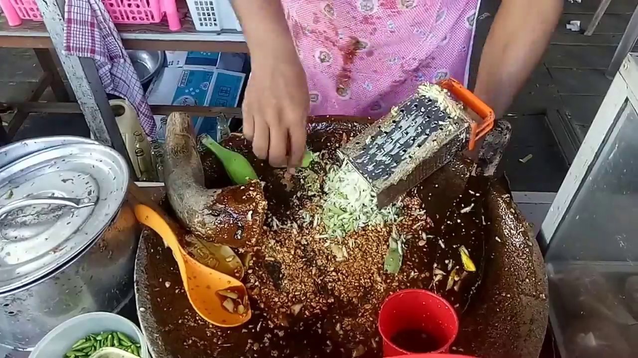Making spices rujak