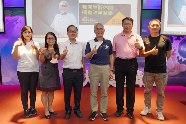 ▲前體育署長高俊雄(右三)與大葉大學校發長黃俊杰(左三)等人開心合影。（圖／記者林明佑翻攝）