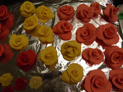 BOLO DECORADO COM ROSAS COLORIDAS