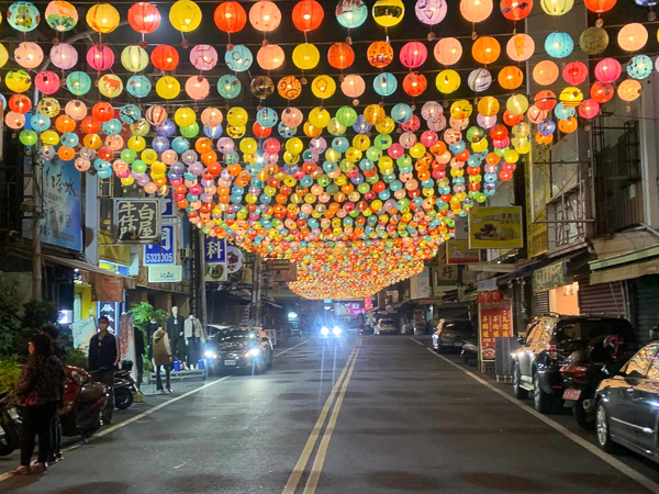 雲林斗六太平老街燈籠海，1.3萬盞彩繪燈籠綿延1公里熱鬧迎春