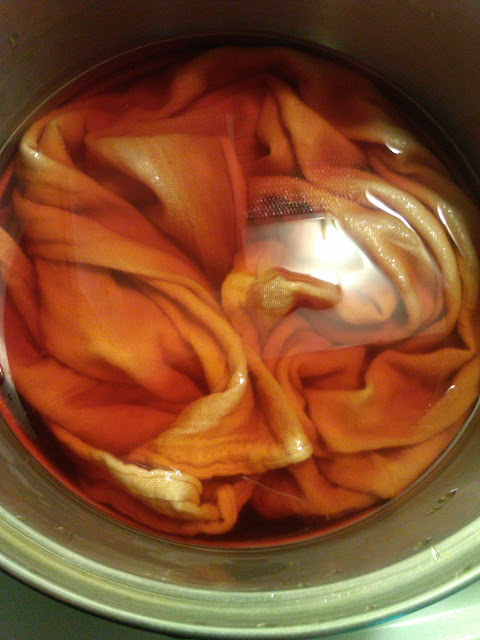 Dyeing cotton with yellow onion skins