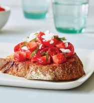 Bruschetta cerezas y fresas