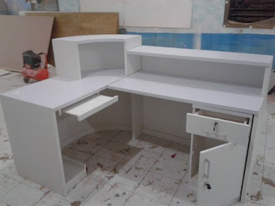 Meja Resepsionis Warna Putih + Furniture Semarang