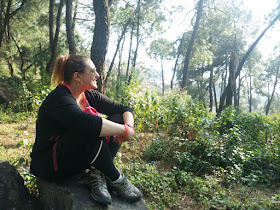 Raquel en el precioso entorno de McLeod Ganj