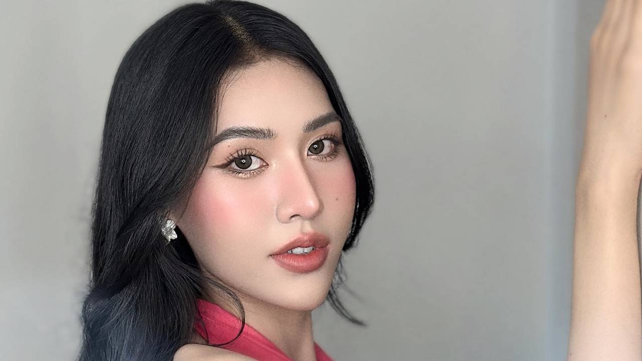 Nguyen Ha Diu Thao – Most Beautiful Vietnam Transgender Model in Pink Halterneck Backless Maxi Dress Photoshoot