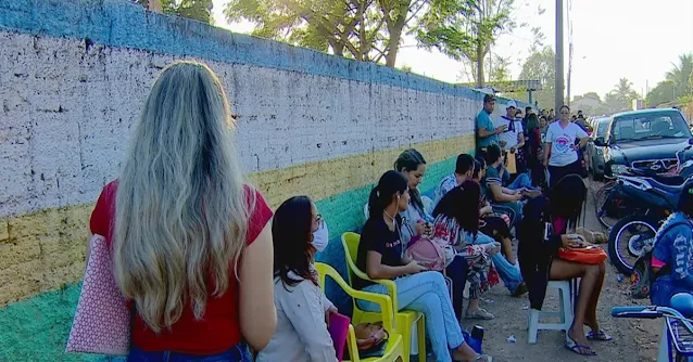 Moradores formam fila gigante para se inscrever no processo seletivo da saúde em Candeias, RO