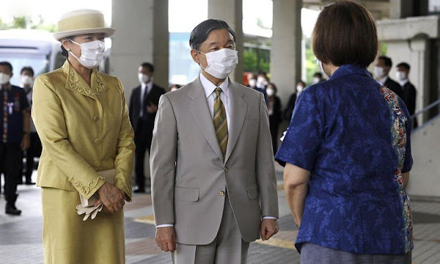 Emperor Naruhito is wearing the same suit and tie he wore 25 years ago. Empress Masako wore a yellow tweed skirt suit
