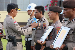 Sandi Sultan Pimpin Upacara PTDH Bagi 5 Anggota Polres Merauke 