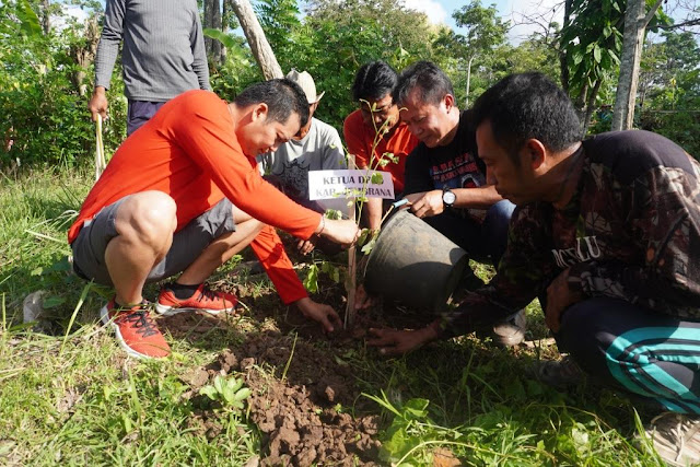 JAGA KELESTARIAN HUTAN WABUP KEMBANG TANAM 10.000 POHON