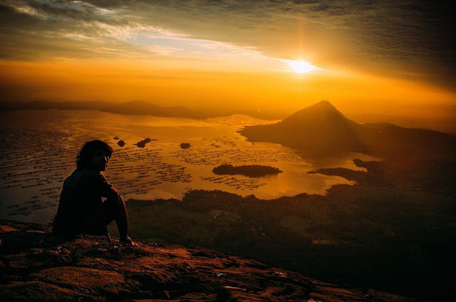 foto sunrise di puncak gunung lembu