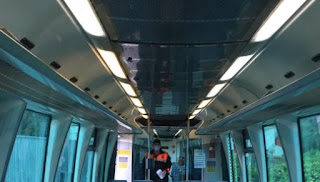 Reparto de mascarillas en el interior del TRAM a su paso por las estaciones ALTEA