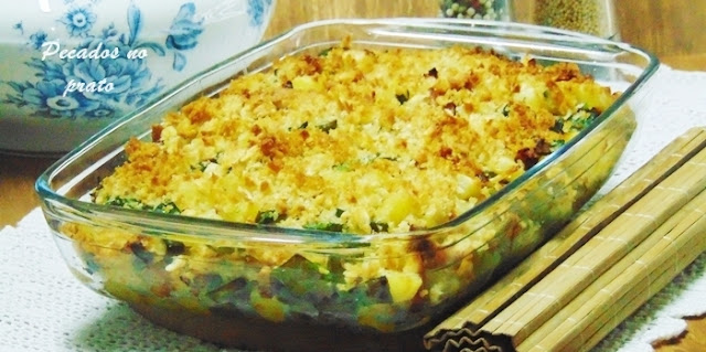 Frango gratinado com feijão verde e pão picado