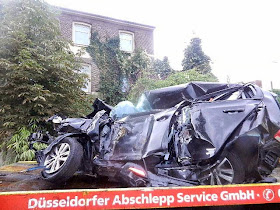 http://www.express.de/duesseldorf/horror-crash-auf-der-johannstrasse--laster-zerquetschen-zwei-pkw,2858,28104204.html