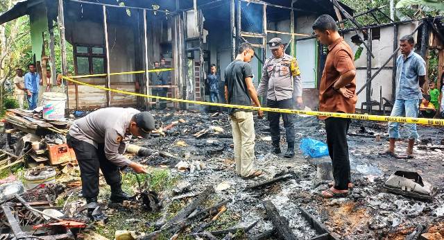 Respon Cepat, Kapolsek Pantee Bidari Datangi TKP Lokasi Kebakaran Rumah Warga