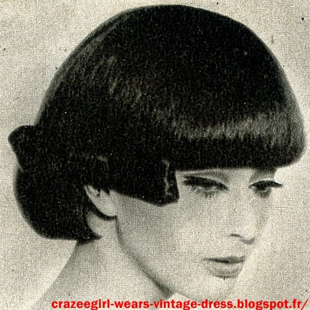 Aux dernières collections, le célèbre coiffeur londonien Vidal Sassoon, accompagné de sa fameuse paire de ciseaux courts, est venu exprès à Paris pour couper les cheveux des mannequins du plus futuriste des couturiers, Ungaro, l'ex-second d' André Courrèges. Ses coupes révolutionnaires, asymétriques, architecturées ont été l'événement du mois d'août dans le monde de la mode. Si bien que les grands coiffeurs parisiens, pris d'émulation, se sont aussi laissés aller à leur fantaisie. Un vent de folie gentille a soufflé : c'est le règne de la géométrie.  Thérèse Chardin, cette coupe ciselée, ultra-précise, super-lisse : lignes droites et angles aigus. vintage hairstyle haircut hairdo 1965 mod modette bob skinhead girl Toujours  lisse,   toujours casque, toujours à lignes  droites,   une   coupe  géométrique de René Bourgeois.Géométrie : Précision, mais aussi douceur : une coiffure d'Elrhodes. A noter : l'arrondi qui dégage l'oreille et la nuque en pointe qui prolonge la ligne. La même coupe, mais habillée pour le soir d'une  minuscule mèche postiche posée sur  la nuque. Elrhodes Thérèse Chardin. Toujours des chevaux lisses, des lignes droites, une extrême précision ; pour accentuer encore le côté japonais, un gros nœud de cheveux laqués.