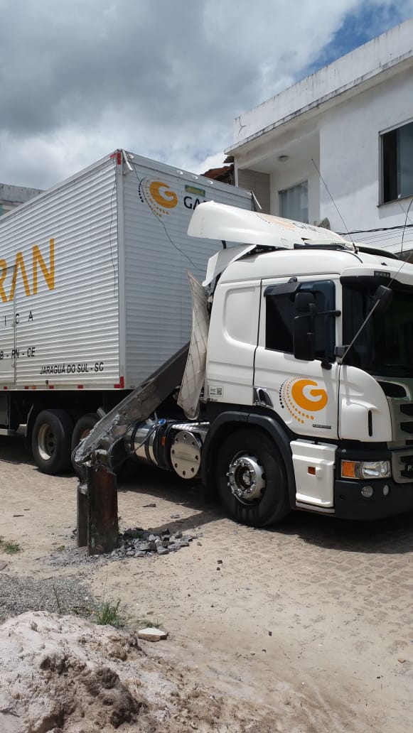 SAJ: Carreta atinge fiação de poste que parte ao meio e cai em cima do veículo na Rua da Conceição