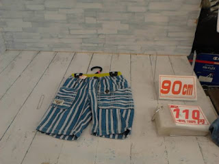 中古品　子供服　９０ｃｍ　ブルー系　ストライプ柄　ハーフパンツ　１１０円