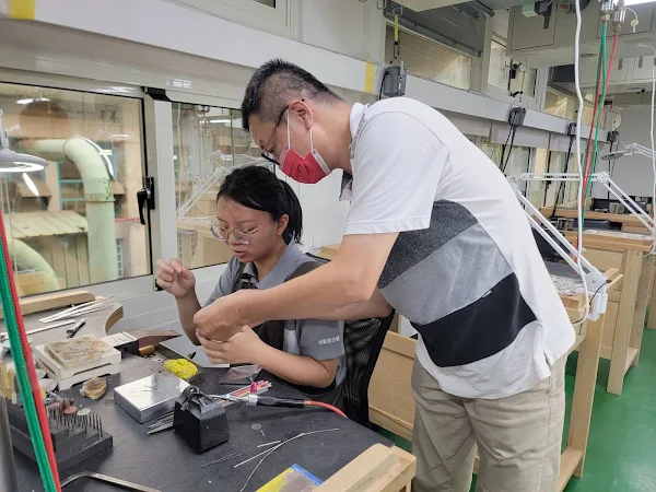 ▲中分署特別外聘具有豐富資歷的業師指導選手參加112年職人傳承新秀選拔獲獎。（中分署提供）
