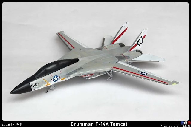 La pose des décalcomanies de la maquette du F-14A Tomcat d'Eduard au 1/48.