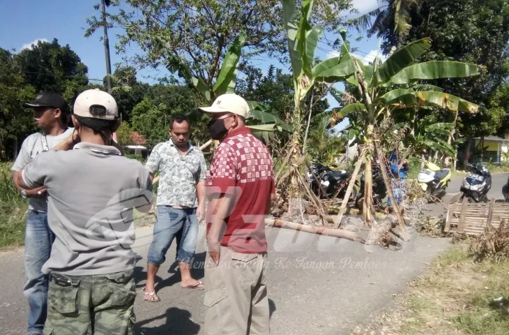 Ratusan Warga dari 3 Desa Kecamatan Pakong Lakukan Aksi Tutup Jalan