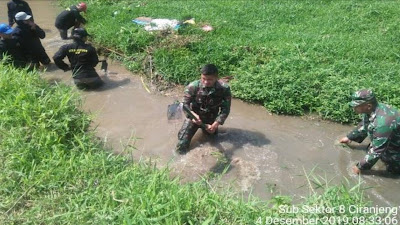 Karya Bakti Rutin, Satgas Sektor 21-8 Ciranjeng Bersihkan Aliran Sungai Cilisung 