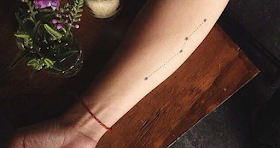 tatuaje constelación antebrazo