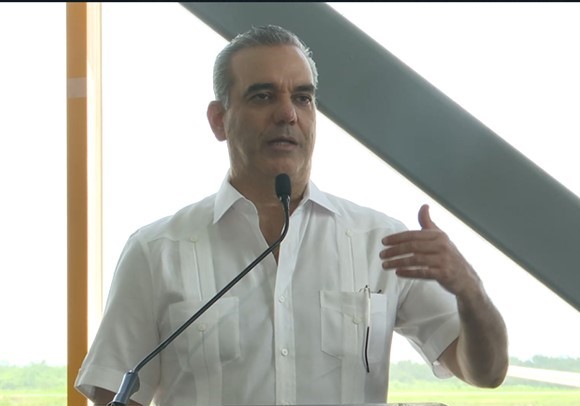 Presidente Luis Abinader exhorta a población mantenerse atenta a boletines del COE ante posible impacto de tormenta tropical Fiona