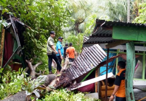 Tiang Listrik Patah, Pohon Tumbang ,Timpa Rumah Warga Akibat Angin Kencang