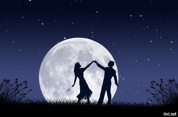 ảnh khiêu vũ dưới ánh trăng thật lãng mạn