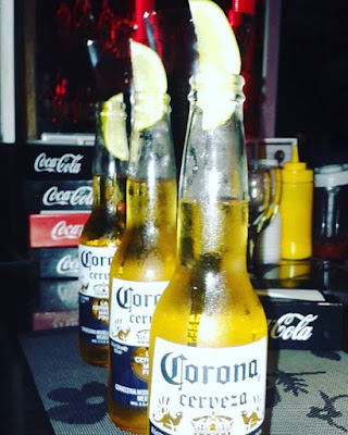 Foto de cervezas Corona con limón