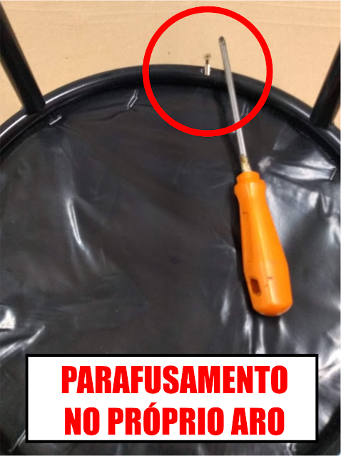 assento com parafusamento no próprio aro da banqueta ou cadeira