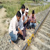 गाजीपुर: रेल पटरी पर कैंडल जलाकर दी गई मृत मजदूरों को श्रद्धांजलि