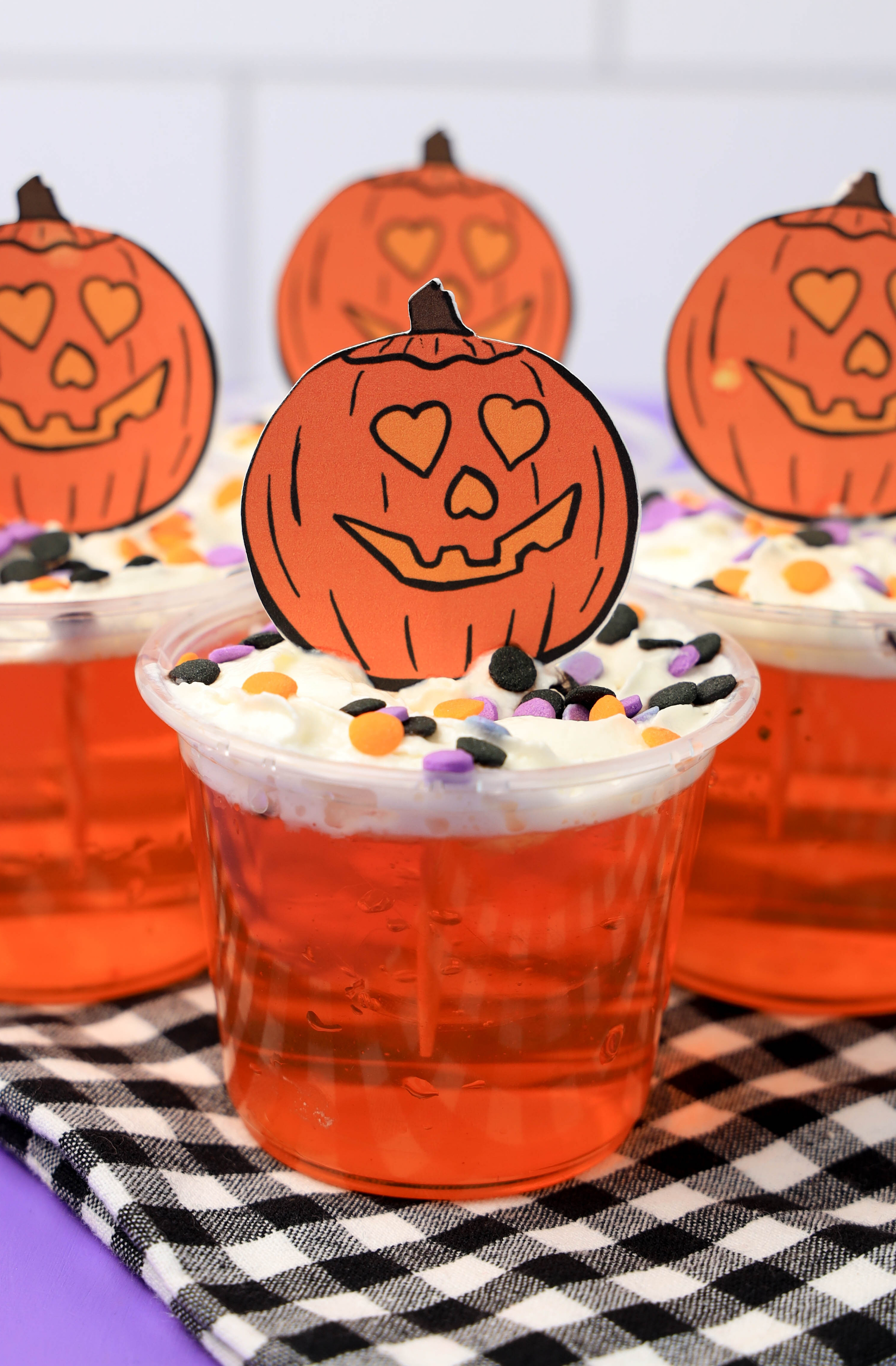 Halloween Jack O'Lantern Cups made with Sharpie and orange Solo cups.   Decoração de festa halloween, Decoraçao halloween, Festas de haloween