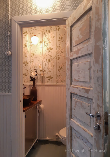 lingonberryhouse, DIY, tee itse, kotivessa, toilet, renovation, remontointi, tapetti, wall paper, decoration, sisustus