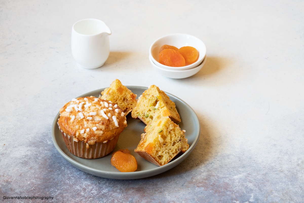 Muffin con cioccolato bianco, albicocche secche e mandorle