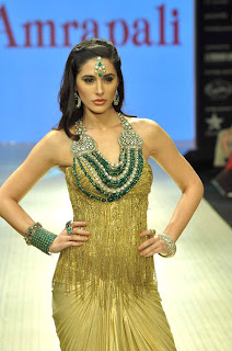 Nargis and Abhay Stunning walk the ramp for Amrapali at IIJW 2012