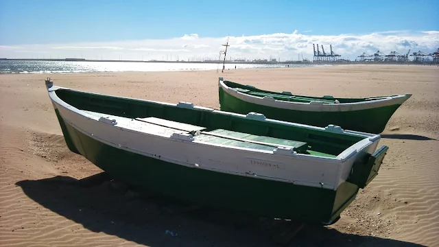 Barcas en la orilla de la Playa de la Malvarrosa, marzo 2014 - Paseos Fotográficos TK