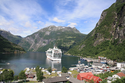 Geiranger, Norge, båt, kryssningsfartyg, natur fjord, fjäll, berg, snö, sjö