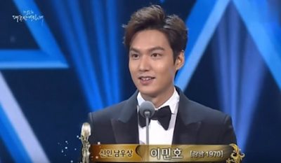 Phút giây Lee Min Ho tỏa sáng lại bục trao thưởng