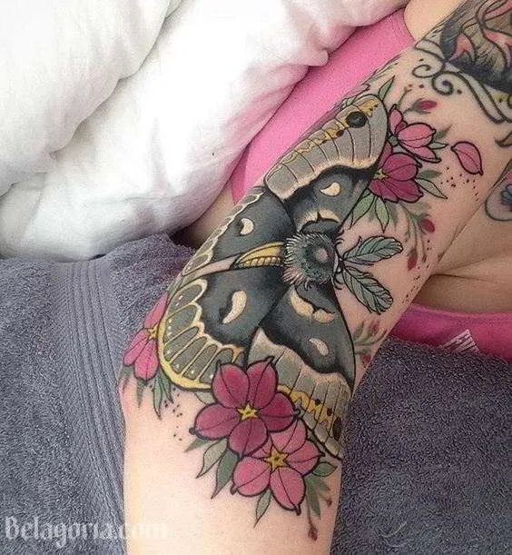 un precioso tatuaje de maariposa en la piel de una mujer