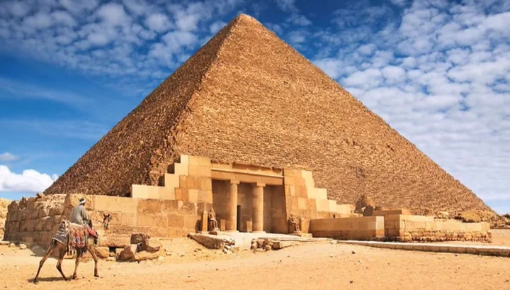 A new attempt to explain the ideal construction of the Egyptian pyramids